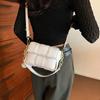 Bolsa de ombro tecida elegante ins2023 Novo Estilo Feminino Simples Niche Chain Crossbody Bolsa Verão Pequena Bolsa Quadrada