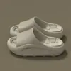 2026 Moda Simples Casual Cor Sólida Estilo Japonês Antiderrapante Sola Grossa Exterior Masculino Novas Chinelas de Solado Macio com Sensação de Pisando nas Nuvens