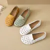 Zapatos individuales populares de comercio exterior transfronterizo, zapatos de malla hueca transpirables, suela suave, parte superior suave, zapatos slip-on antideslizantes para mujeres de mediana edad y ancianas