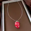 Colar de Morango Vermelho em Resina Cravejado de Diamantes Usado, Corrente para Clavícula Estilo Nicho de Luxo Leve, Acessório de Pescoço Versátil de Moda Personalizado para Mulheres