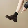 Sapatos femininos de couro estilo britânico com sola grossa, novo modelo outono 2026, mocassins que aumentam a altura com bico redondo, saltos grossos e tiras de velcro