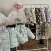 Nuevos estilos de otoño e invierno: chaquetas de invierno de algodón acolchado para bebé, ropa de algodón engrosada para niños, prendas exteriores con capucha unisex estilo corto para bebés y niños pequeños
