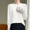 Camiseta base de seda de manga larga bordada estilo chino de alta resistencia, chic de lana para mujer con cuello redondo adelgazante, elegante y versátil, principios de otoño 2025