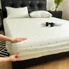 2026 Modelo Nuevo Sábana Bajera Ajustable de Cobertura Total Protector de Colchón Antideslizante Funda de Almohada Juego de Cama de Tres Piezas Adecuado para Todas las Estaciones