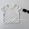 Camiseta de Bolinhas Primavera 2026 para Meninas, Manga Curta, Ombro Normal, Corte Justo, Gola Redonda, Top Vintage Doce e Picante de Bolinhas Infantil