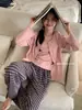 2574 # Conjunto de Ropa para el Hogar Relajado y Perezoso de Tres Piezas para Mujer, Otoño e Invierno Cómodo Casual Holgado Cárdigan Pijama