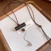 Colar com cordão de couro e pingente redondo de resina, estilo vintage francês, corrente de clavícula moderna e simples, acessório de temperamento de nicho de luxo leve