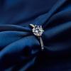Anillo de moda para mujer con seis garras y circonitas simuladas, ideal para una propuesta elegante.
