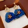 Pendientes Flor de Aguja Plateada Vintage Moda Nicho Pendientes Exagerados Retro Lujo Ligero Pendientes de Gama Alta para Mujer