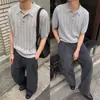 Pantalones de kendo casuales de estilo americano con rayas, doble cintura de botón, con una sensación similar a la de un traje, plisados, fluidos, de pierna recta, corte limpio.