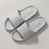 Chinelos domésticos listrados simples para casais, sandálias de verão antiderrapantes com sola macia, chinelos de banheiro, atacado do fabricante