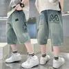 Shorts Jeans de Verão para Meninos 2026 Novo Estilo Roupa Infantil Versão Coreana Fresco e Estiloso Roupa de Trabalho Versátil Calça de Cinco Pontos Calça de Comprimento Médio