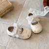 Sapatos Pequenos de Couro Vazados para Meninas 2026 Novidades Primavera/Verão Bordados Infantis Sapatos de Princesa de Boca Rasa Sapatos Individuais Modernos Versáteis