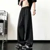 Limpas e com bom caimento, com um design fluido e curvo, estas calças masculinas de verão são um estilo moderno, de corte solto e perna larga, perfeitas também para o outono, oferecendo um visual reto e casual.