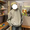 Moletom cinza com gola careca, corte solto e detalhes de zíper nas mangas, um estilo streetwear moderno, oversized e versátil para uso casual