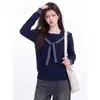 Blusa de tricô com gola xale azul marinho e mangas compridas para mulheres, novo estilo do início do outono de 2026, corte solto, modelador, peça de sobreposição elegante e sofisticada