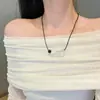 Colar com Pingente Tridimensional Brilhante Japonês e Coreano Simples Doce Cool para Mulheres com um Toque de Luxo, Corrente Longa de Couro Preto para Suéter Tendência