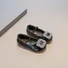 Sapatos Pequenos de Couro para Meninas Sapatos de Princesa 2025 Verão Novo Estilo Sapatos Individuais para Menininhas Sola Macia Estilo Pequeno Chanel Sapatos Individuais de Calçar