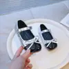 Zapatos de Cuero de Moda para Niñas Primavera 2025 Nuevo Estilo Zapatos para Niñas Pequeñas Cuero Suave Zapatos de Princesa con Lazo para Niños Mayores