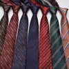 Corbata británica nueva de cuero para hombre con forma de corazón de flor de poliéster corbata de mano corbata de negocios en stock al por mayor
