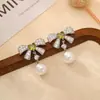 Únicos y elegantes, estos dulces pendientes de lazo con incrustaciones de diamantes y perlas exudan un aura elegante y sofisticada, ofreciendo un toque de lujo y versatilidad para cualquier atuendo.
