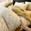 Conjunto de Quatro Peças de Veludo Leite Embossado Vintage para Outono e Inverno, Capa de Edredom de Veludo Coral com Bolas de Pelo de Coelho Espessado, Lençol de Cama e Lençol com Elástico Conjunto de Três Peças