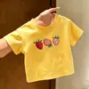 Camiseta Infantil de Verão Novo Estilo Estampa de Bordado Falso Desenho Animado de Morango Fofo Manga Curta Unissex para Crianças Versátil Top de Algodão Puro t