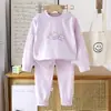 Novos Conjuntos Infantis Outono e Inverno, Roupas e Calças de Outono, Roupas Infantis 100% Algodão, Pijamas Infantis Casuais Fofos, Fornecimento de Fábrica