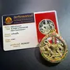 Amuleto Budista Tailandés, Estilo Esmalte Luang Por Luang 2549, Acabado Dorado Sol Rojo, con Tarjeta, Auténtico Amuleto Tailandés Original del Templo