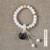 Cure o gato fofo Gato de ébano com raiz de Bodhi de jade branco correndo no ringue para brincar com as meninas