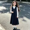 Conjunto de terno estilo britânico para meninas com colete e saia plissada, novo modelo primavera e outono 2026, conjunto de três peças estilo universitário grande para crianças