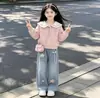Conjunto informal de sudadera y jeans para niñas, colección de otoño, atuendo moderno estilo coreano para niños de mediana edad y mayores, un conjunto de dos piezas para estudiantes de secundaria.
