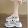 Sandálias de bolo de arroz com sola grossa femininas 2026 verão absolutamente lindas com strass chinelos franceses para usar com saia estilo explosivo de celebridade da internet sandálias de praia