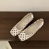Primeiro Encontro com os Sapatos de Salto Baixo Brancos com Bolinhas Pretas Estilo Francês para Mulheres, Novo Modelo para o Início da Primavera de 2026, Bico Quadrado Prateado