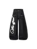 Calça jeans com estampa graffiti de letras e asas retrô americana com costura aparente, unissex, solta, perna larga, versátil, casual, calça curva