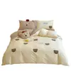 Toalla con Bordado de Oso de Dibujos Animados Estilo Coreano 50s Hilo Doble Algodón Puro Cepillado Otoño/Invierno Cálido Juego de Cama de Cuatro Piezas Ropa de Cama