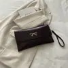 Bolso de mano tipo sobre vintage de cuero encerado para otoño e invierno, bolso de solapa ligero de lujo para mujer con lazo metálico, bolso cruzado simple y elegante