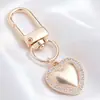Lujo Ligero Chapado en Oro Full Diamante Charm Hebilla en Forma de D Colgante Hueco en Forma de Corazón Accesorios para Bolsos Llaves Fábrica Stock Mayorista