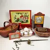 Objetos Antiguos Folclóricos, Biombos de Boda, Jarrones Antiguos, Juegos de Té Esmaltados, Cubos de Arroz, Cestas de Huevos, Decoraciones de Boda Retro