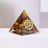 Pirámide de Resina con Grava de Cristal Natural Torre de Energía para Escritorio del Hogar Adorno de Decoración de Yoga de Cristal y Resina Venta al por Mayor