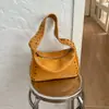 Bolsa de ombro estilosa estilo punk retrô para mulheres, nova coleção outono 2026, com detalhes exclusivos de rebites, um visual doce e descolado, perfeita para garotas da moda