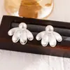 Pendientes de Perla con Pétalos Cepillados de Aguja de Plata, Estilo Retro Francés, Pendientes Elegantes para el Trabajo, Pendientes de Lujo Ligero de Alta Gama al por Mayor para Mujer