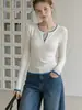 Suéter tejido blanco de corte ajustado para principios de otoño, nueva colección 2026 para mujer, top chic y moderno de estilo francés que te hace lucir más joven