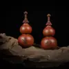 Colgante de Madera Tallada con una Calabaza en Forma de Espada, Madera de Azufaifo Golpeada por el Rayo y Motivos de Flores Púrpuras, Presentando un Maestro Celestial y un Dios del Trueno, Adecuado para Sostener y Jugar