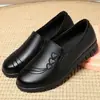 Sapatilhas Femininas 2026 Estilo Outono Super Macias de Fundo Plano Leves Antiderrapantes para Meia-Idade e Idosos Pessoa Preguiçosa Slip-On Casuais Sapatos de Couro de Vovó