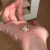 Libro rojo pequeño con anillo de perla de diamante 2025 nuevo moda nicho femenino lujo anillo de dedo cerrado una generación de pelo