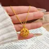 Mesmo estilo das joalherias Ouro Areia pingente de bola bordada requintada com detalhes em diamante escovado corrente clavicular com filigrana floral oca estilo Chinês Novo