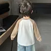 Camiseta de Manga Longa para Meninos Primavera 2026 Novo Estilo Camiseta Básica Color Block Infantil Estilo Primavera e Outono Versátil Fashionável Top t