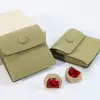 Encuentra una Fábrica Profesional para Procesar y Personalizar Bolsas para Empaque de Joyería con Varios Materiales, Incluyendo Superficies Mate Cepilladas Ultra Finas, y Proporcionar Servicios de Diseño