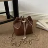 Bolsa de corrente versátil e estilosa para mulheres, nova versão coreana de bolsa tipo balde da moda, bolsa de ombro e transversal casual de alta qualidade na moda